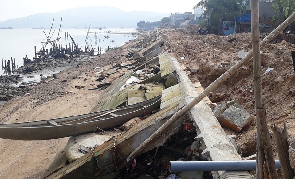 Cận cảnh kè sông gần 12 tỷ đồng chưa bàn giao đã bị sóng đánh tan nát - 9 Cận cảnh kè sông gần 12 tỷ đồng chưa bàn giao đã bị sóng đánh tan nát - 9