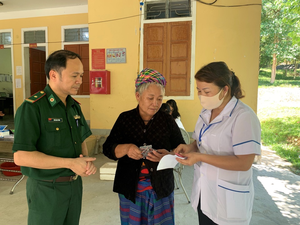 Bác sĩ quân y chăm sóc sức khỏe cho quân dân khu vực biên giới - 5 Bác sĩ quân y chăm sóc sức khỏe cho quân dân khu vực biên giới - 5