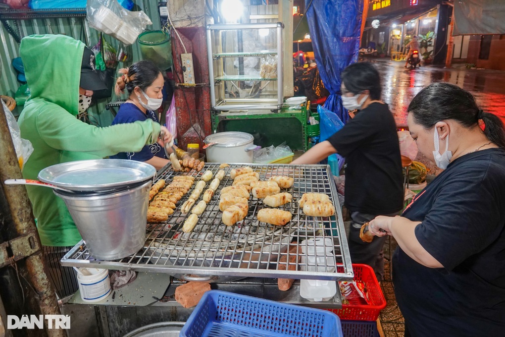 Grilled banana shop has a turnover of 20 million VND/day, Western customers wait in the rain to buy - 4