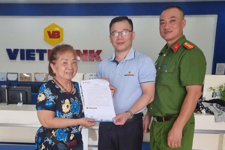 Bỗng dưng nhận 300 triệu đồng trong tài khoản, bà lão 73 tuổi báo công an - 1