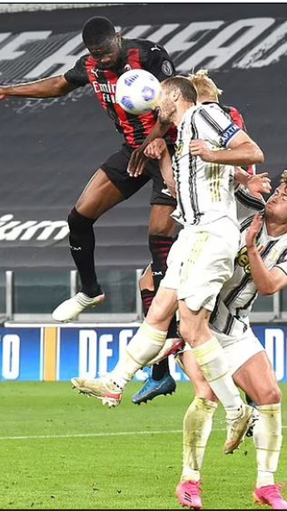 Cầu thủ AC Milan phá kỷ lục bật cao đánh đầu của C.Ronaldo - 2 Cầu thủ AC Milan phá kỷ lục bật cao đánh đầu của C.Ronaldo - 2