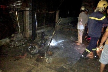 Cháy kho chứa hàng, hai người bỏng nặng