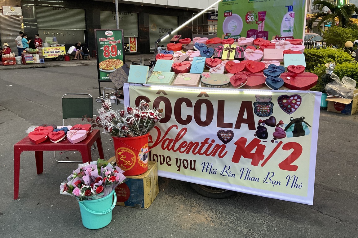 Hoa tươi tăng giá 2 -3 lần, được bán đầy đường, vắng người mua - 3