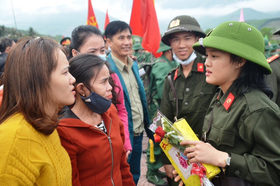 Huế: Nữ tân binh duy nhất trong số hơn 1.300 thanh niên nhập ngũ - 3 Huế: Nữ tân binh duy nhất trong số hơn 1.300 thanh niên nhập ngũ - 3