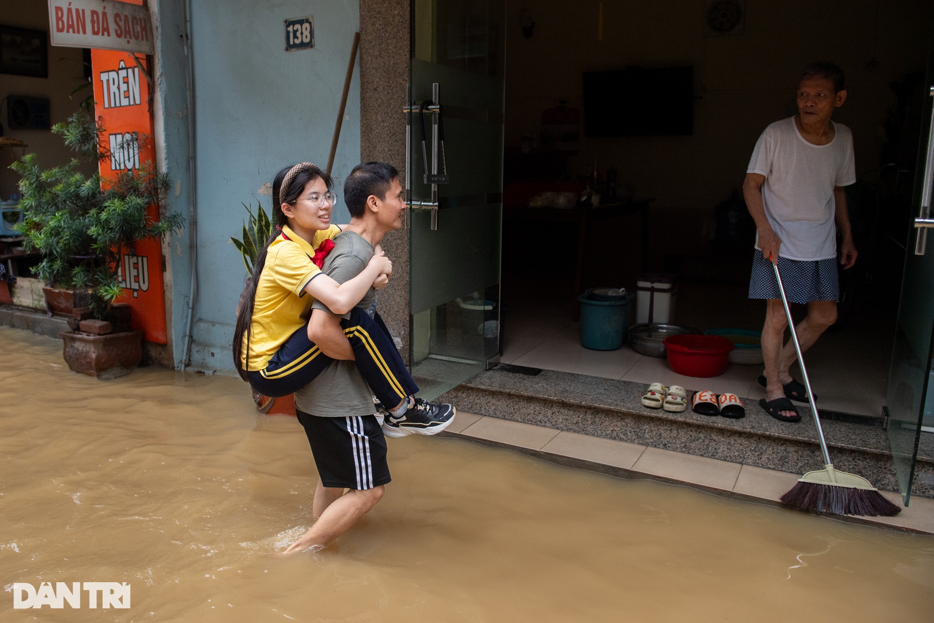 Mực nước sông Hồng giảm dần, người dân tranh thủ dọn dẹp sau lũ - 8 Mực nước sông Hồng giảm dần, người dân tranh thủ dọn dẹp sau lũ - 8