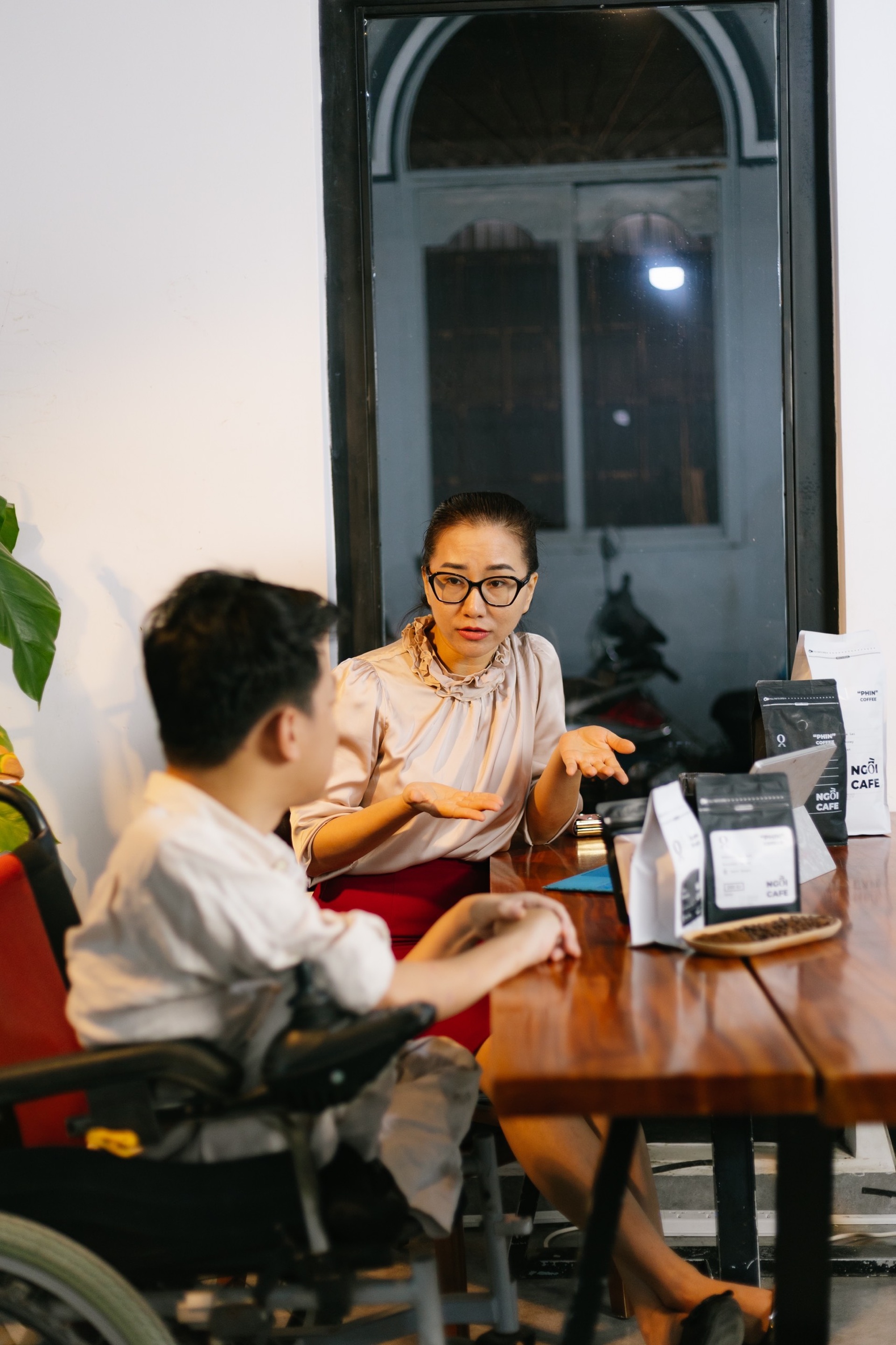 Ngồi xe lăn, chàng trai 8X vẫn kiếm trăm triệu/tháng, điều hành cả công ty - 4 Ngồi xe lăn, chàng trai 8X vẫn kiếm trăm triệu/tháng, điều hành cả công ty - 4