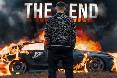 Chơi ngông kiểu Tây: Đốt xe Mercedes-AMG G63 vì bực với đại lý