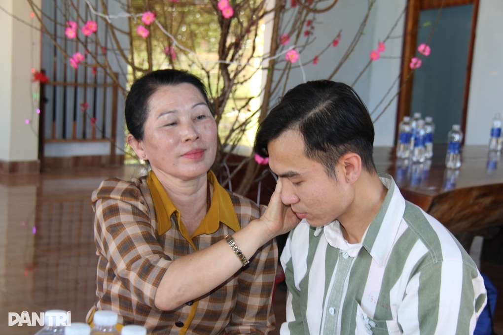 Bữa cơm tất niên ở trại giam và lời xin lỗi mẹ vì thanh xuân lầm lỡ - 2 Bữa cơm tất niên ở trại giam và lời xin lỗi mẹ vì thanh xuân lầm lỡ - 2