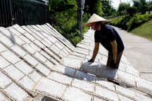 Mướt mồ hôi từ trong bếp ra ngoài sân làm bánh tích trữ cho mùa mưa rét