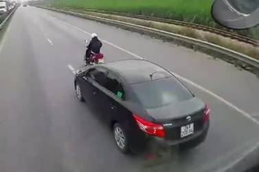 Ngỡ ngàng xe máy “giỡn mặt" cả xe con lẫn xe công-ten-nơ