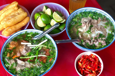 Khách bị quán phở nổi tiếng Hà Nội nhắn tin "dằn mặt" vì bài tố trên mạng?