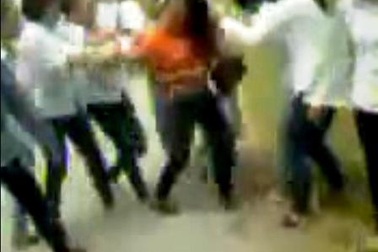 Lại xuất hiện clip nữ sinh đánh nhau  