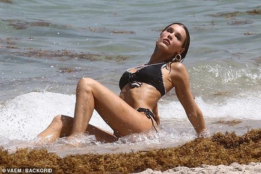 Joy Corrigan gợi cảm trên biển Miami