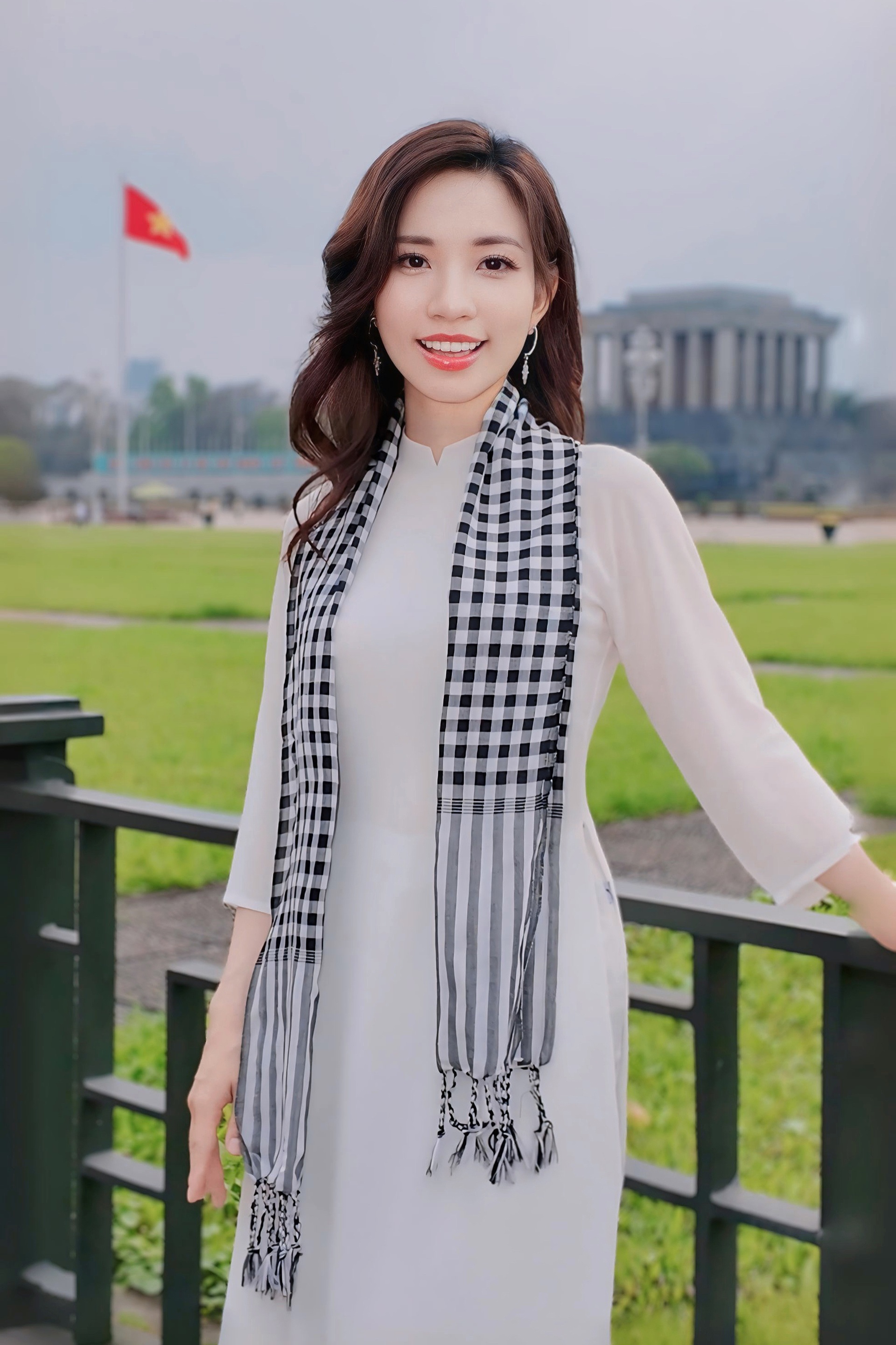 Á khôi Mivi Diễm Anh diện áo dài rực rỡ, tự hào mừng đại lễ 30/4 - 1 Á khôi Mivi Diễm Anh diện áo dài rực rỡ, tự hào mừng đại lễ 30/4 - 1