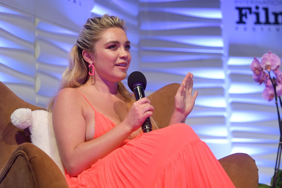 Florence Pugh đẹp quyến rũ với váy hở bạo - 6 Florence Pugh đẹp quyến rũ với váy hở bạo - 6