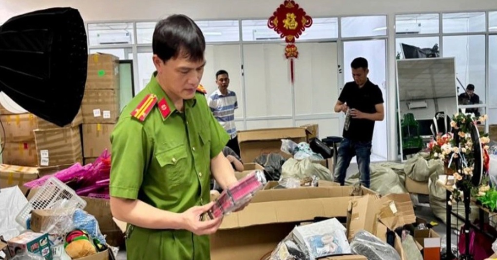 Phát hiện kho hàng livestream chứa hơn 3.000 sản phẩm không rõ nguồn gốc - 1 Phát hiện kho hàng livestream chứa hơn 3.000 sản phẩm không rõ nguồn gốc - 1