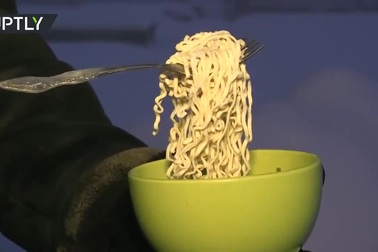 Bát mì đóng băng trong nháy mắt tại thành phố Nga lạnh -50 độ C