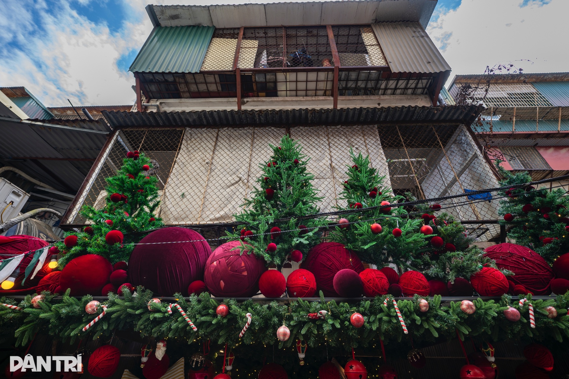 Con ngõ 100m ở Hà Nội lung linh ánh đèn, rộn ràng không khí Giáng sinh - 2