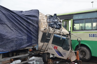 Xe tải rụng đầu sau cú tông xe buýt ở vòng xoay "tử thần"