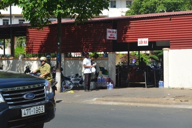 Bị mời lên phường vì lấn chiếm vỉa hè, người phụ nữ đánh lái xe bất tỉnh