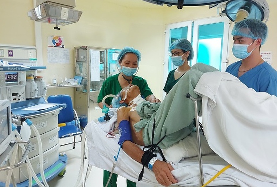 Mổ cắt u trong tư thế “nửa nằm nửa ngồi” cho người đàn ông chỉ nặng 36kg - 2 Mổ cắt u trong tư thế “nửa nằm nửa ngồi” cho người đàn ông chỉ nặng 36kg - 2