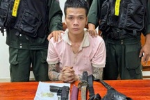Khống chế đối tượng mang theo súng, nghi tàng trữ ma túy