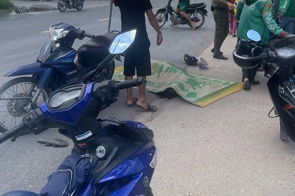 Xe máy ngã vào ô tô tải, 2 anh em bị cán thương vong ở TPHCM - 1 Xe máy ngã vào ô tô tải, 2 anh em bị cán thương vong ở TPHCM - 1