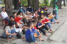 Nhiều phụ huynh dẫn con xuống thành phố phản đối sáp nhập trường