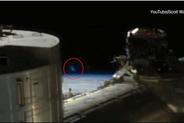 UFO 'tàng hình' lướt ngang qua trạm vũ trụ ISS?