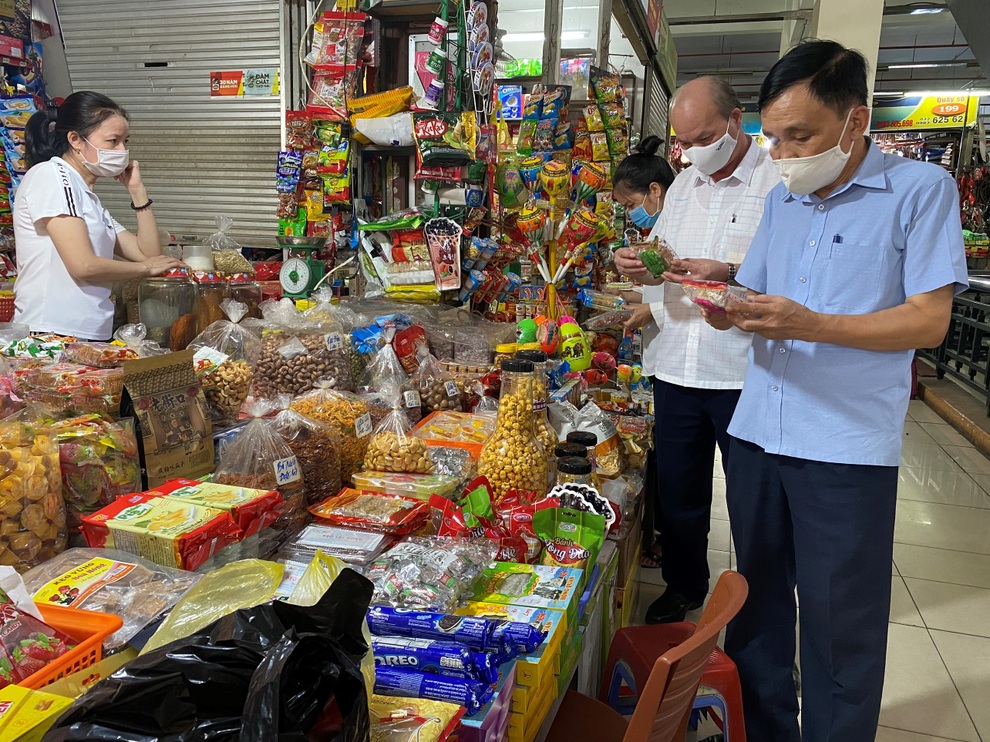 Kiểm nghiệm 383 mẫu thực phẩm ở các chợ biên giới - 1 Kiểm nghiệm 383 mẫu thực phẩm ở các chợ biên giới - 1