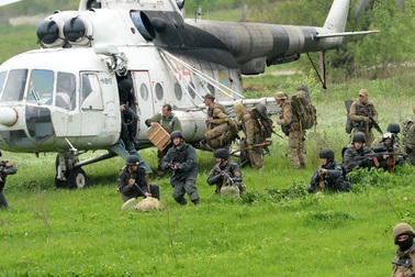 Trực thăng quân đội Ukraine bị bắn hạ, 9 người chết