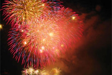 Giáo viên góp một ngày lương để bắn pháo hoa? 