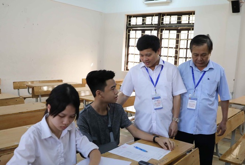 Hà Nội: Cử người chép bài giúp thí sinh gãy tay thi vào lớp 10 - 1 Hà Nội: Cử người chép bài giúp thí sinh gãy tay thi vào lớp 10 - 1