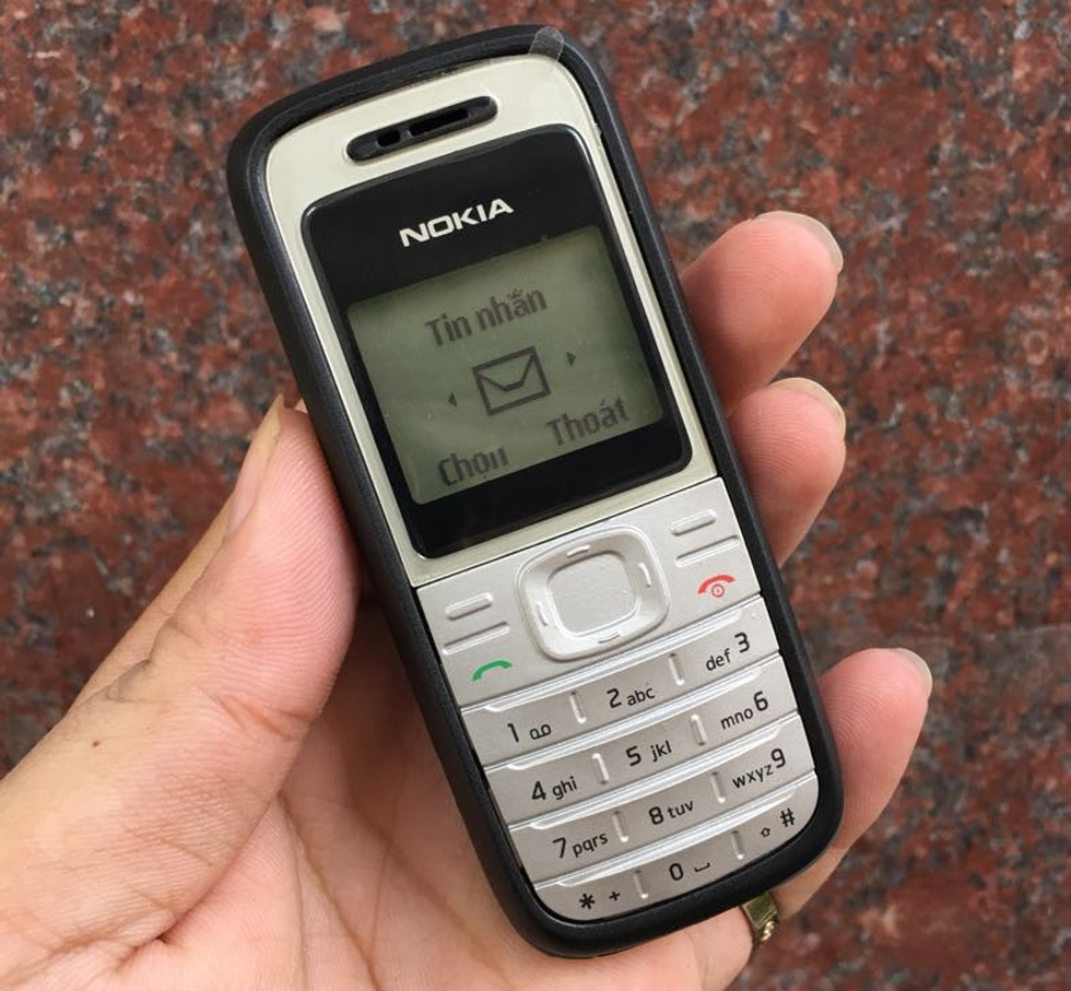 12. Nokia 1200 - Ra mắt năm 2007. Sản phẩm nổi bật với thiết kế rất chắc chắn và thời gian pin chờ lên đến 390 giờ. Nokia đã tiêu thụ được hơn 150 triệu máy trên toàn cầu (Ảnh: SKT). 12. Nokia 1200 - Ra mắt năm 2007. Sản phẩm nổi bật với thiết kế rất chắc chắn và thời gian pin chờ lên đến 390 giờ. Nokia đã tiêu thụ được hơn 150 triệu máy trên toàn cầu (Ảnh: SKT).
