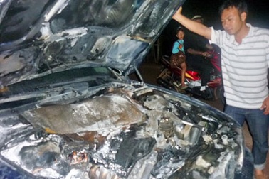 Xe BMW bốc cháy khi đang chạy trên đường