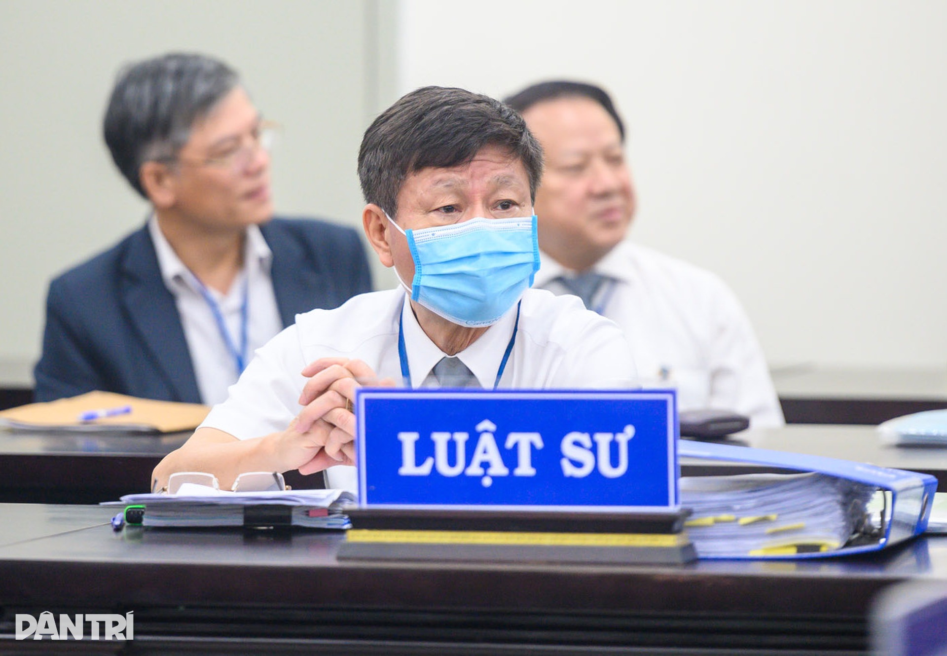 Cảnh sát dẫn giải cựu Giám đốc viện Tim Hà Nội Nguyễn Quang Tuấn đến tòa - 9 Cảnh sát dẫn giải cựu Giám đốc viện Tim Hà Nội Nguyễn Quang Tuấn đến tòa - 9
