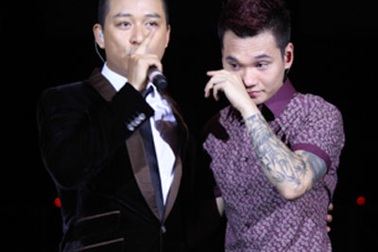 Nhìn lại khoảnh khắc Khắc Việt rơi nước mắt trên sân khấu