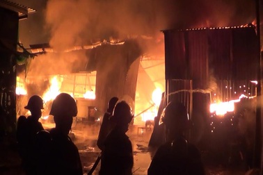 Biển lửa bao trùm xưởng gỗ lúc rạng sáng