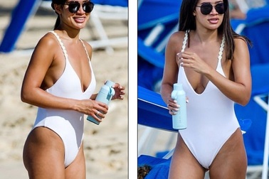 Hai người đẹp đọ dáng trên bãi biển Barbados