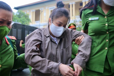 Hoãn phiên tòa xét xử vụ "dì ghẻ" bạo hành bé gái: Cần thiết, đúng quy định