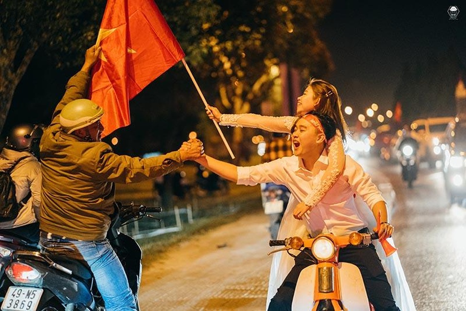 Cặp đôi chụp ảnh cưới “đi bão” ở Đà Lạt mừng U22 Việt Nam chiến thắng - 3 Cặp đôi chụp ảnh cưới “đi bão” ở Đà Lạt mừng U22 Việt Nam chiến thắng - 3