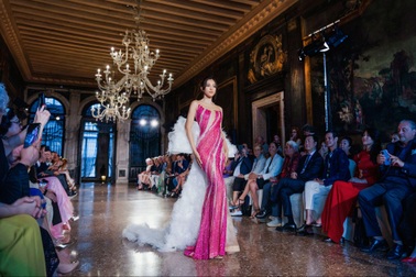 Tiểu Vy đẹp tựa "nữ thần" khi tham dự sự kiện thời trang tại Venice