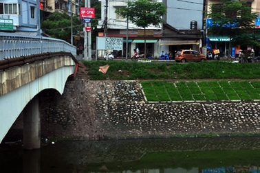 Hà Nội: Người đàn ông đi SH nhảy sông Tô Lịch tự tử