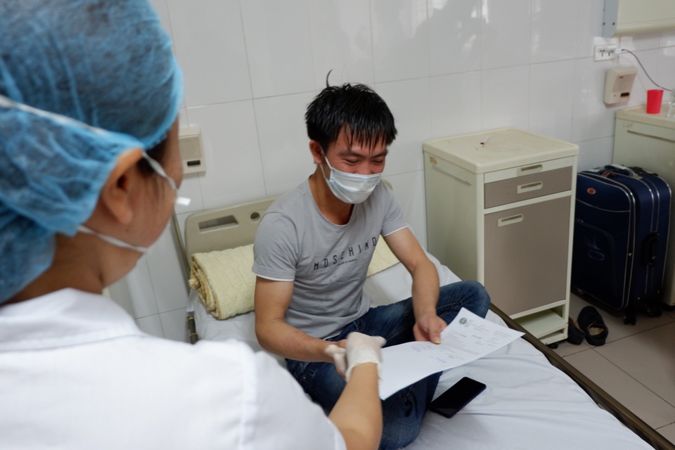 Rưng rưng cảm xúc ngày ra viện của gần 200 công dân về từ Ghi-nê Xích Đạo - 10 Rưng rưng cảm xúc ngày ra viện của gần 200 công dân về từ Ghi-nê Xích Đạo - 10