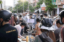 Bánh mì gạch cua gây sốt con đường ở TPHCM, khách xếp hàng cả tiếng