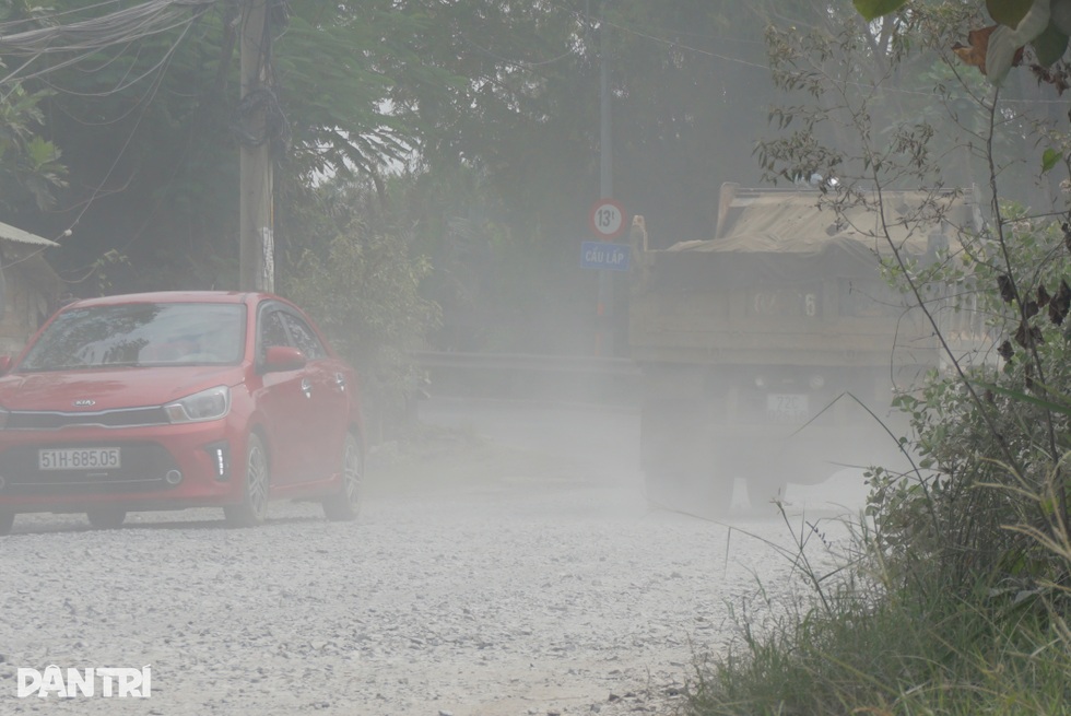 Thuê mặt bằng 20 triệu đồng, người dân tưới đường, lau nhà liên tục vì bụi - 8 Thuê mặt bằng 20 triệu đồng, người dân tưới đường, lau nhà liên tục vì bụi - 8