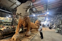 "Chúa tể rừng xanh" cao gần 5m ở đường hoa Nguyễn Huệ Tết Nhâm Dần lộ diện