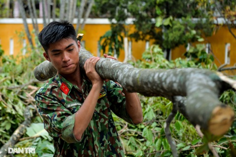 Quân đội đến “cứu” ngôi trường bị tốc mái gần như hoàn toàn sau bão số 5