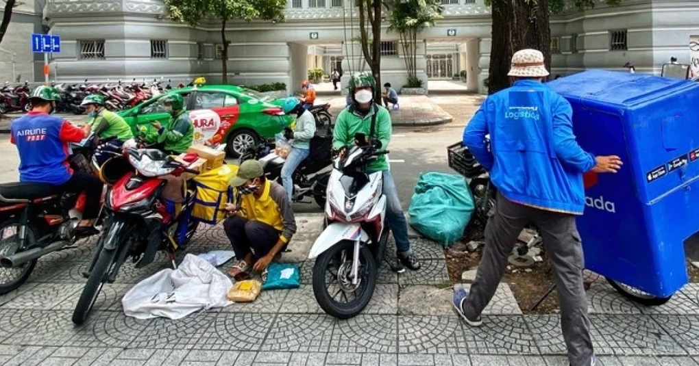 Khách mua hồi hộp chờ cuộc gọi từ shipper, lo hàng Tết về trễ - 1 Khách mua hồi hộp chờ cuộc gọi từ shipper, lo hàng Tết về trễ - 1