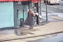 Khoảnh khắc blogger quân sự Nga mở gói quà nghi chứa chất nổ